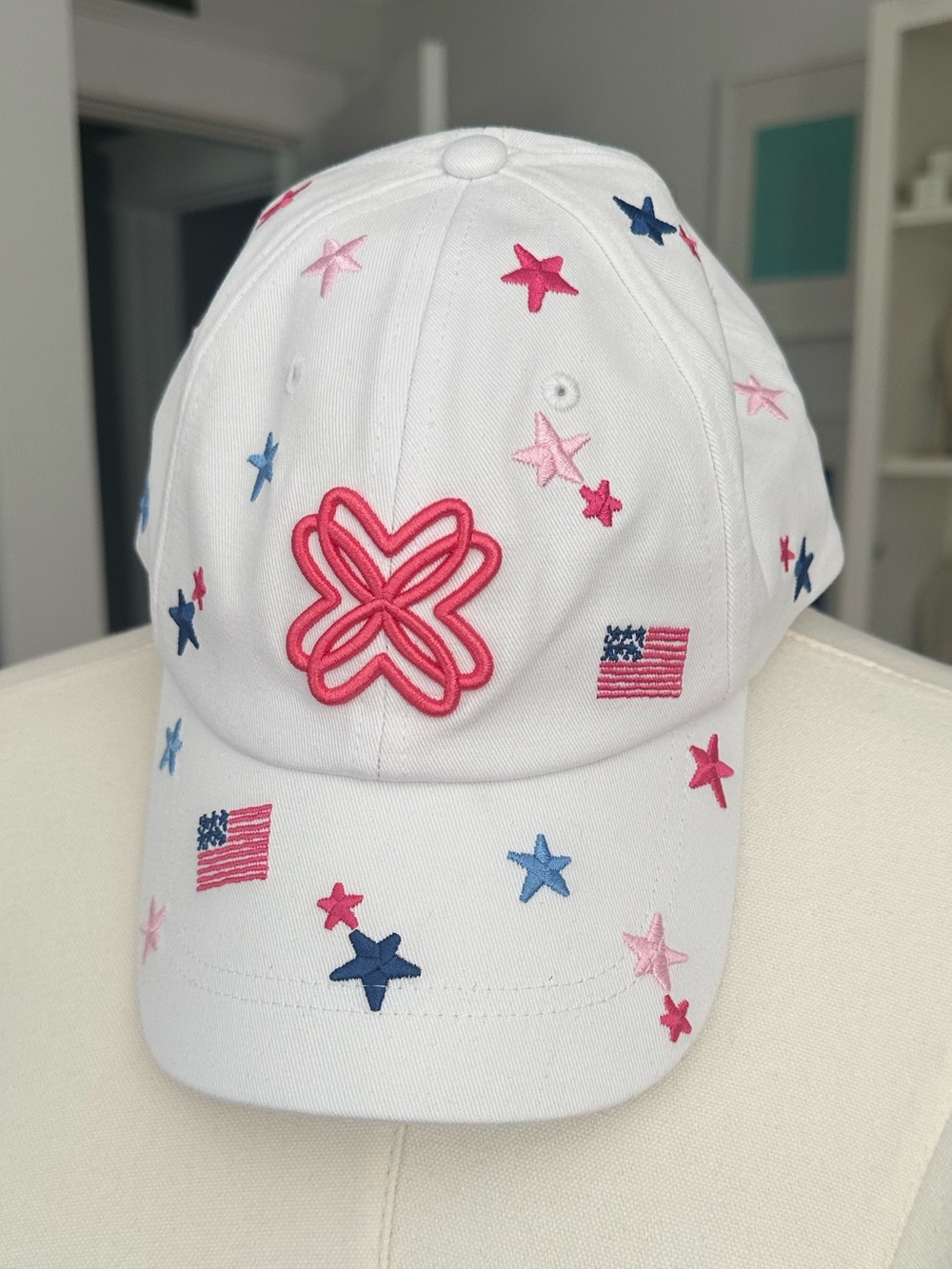 NWOT Lilly Pulitzer Logo Run Around Hat Americana print